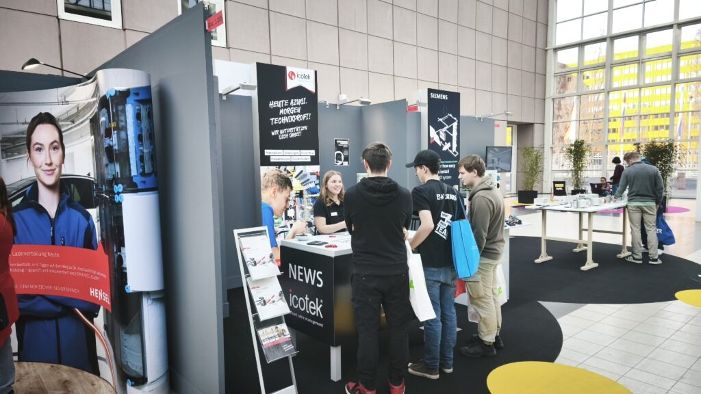 Messestand Werkstattstraße Light + Building mit Besuchern